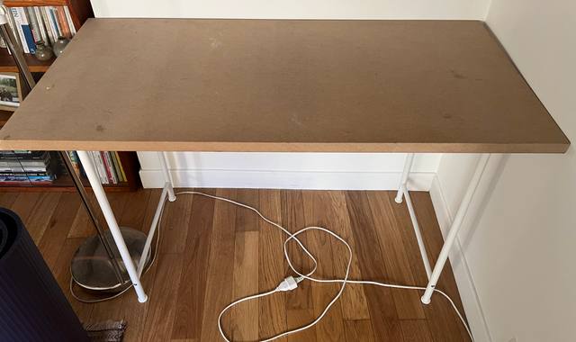 Mobilier bureau planche MDF et tréteaux IKEA