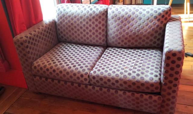 Mobilier petit canapé convertible à pois violets 140x80cm.