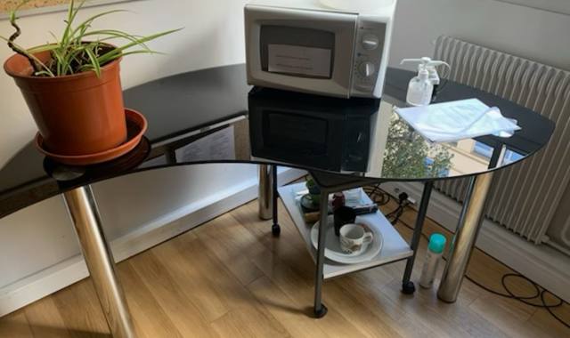 Mobilier 2 tables en verre noir