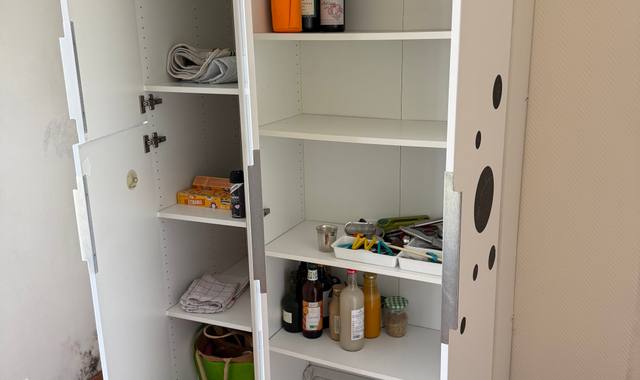 Mobilier ensemble de meubles à étagères IKEA blanc avec portes laquées blanches