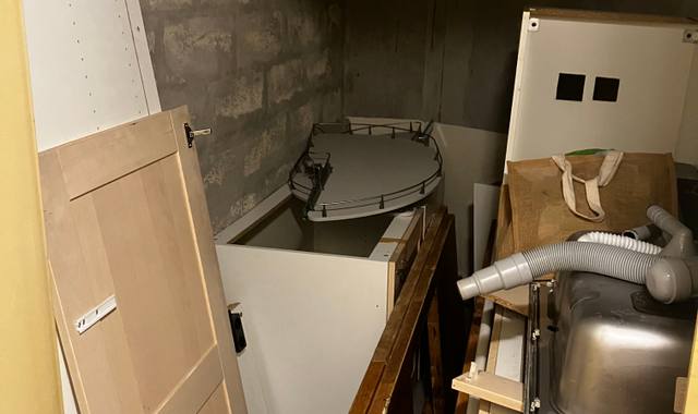 Mobilier cuisine IKEA avec deux éviers et plans de travail bois massif