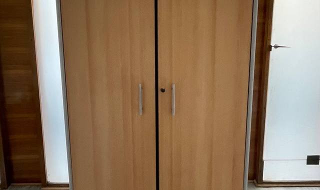 Mobilier plusieurs bureaux, blanc ou bois clair + armoires et meubles de rangements