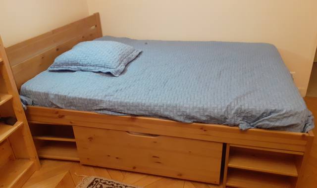 Mobilier lit 140 X 190 cm ; trois grands tiroirs ; matelas.