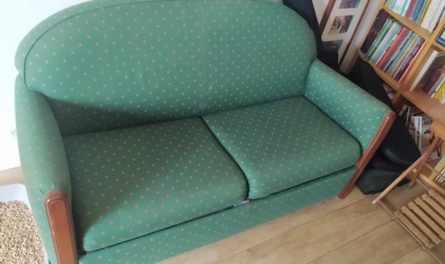 Mobilier canapé convertible de couleur verte