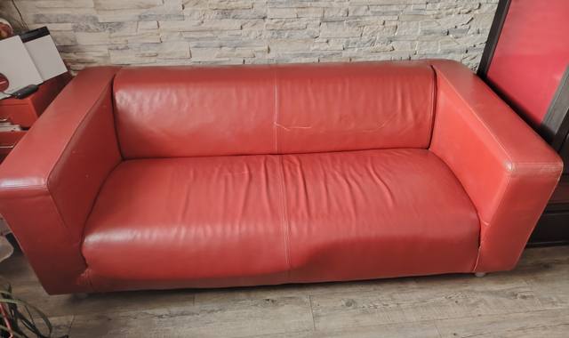 Mobilier canapé cuir rouge design et solide