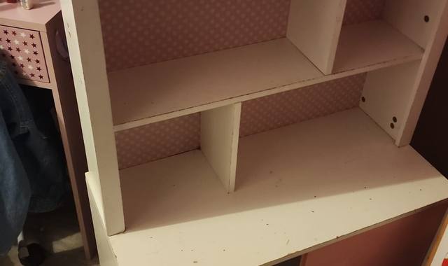 Mobilier bibliotheque blanche et rose
