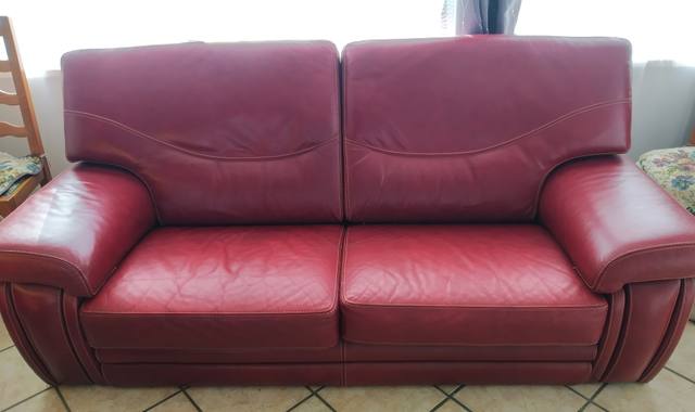 Mobilier canapé trois place en cuir rouge bonne état