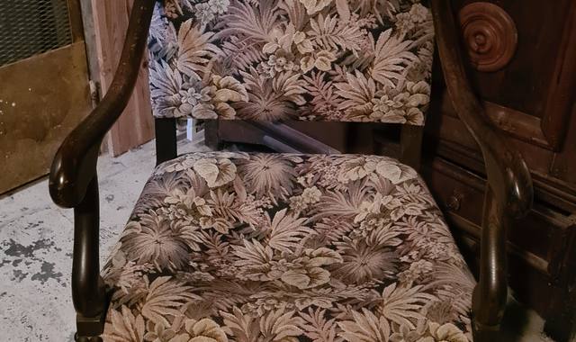 Mobilier fauteuil style Voltaire assise à refaire.