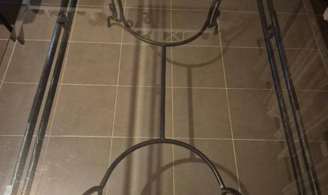 Mobilier table plateau en verre et pieds en fer forgé