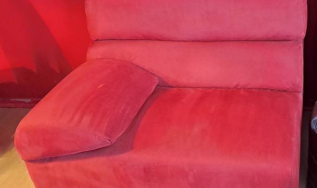 Mobilier petit fauteuil velours rouge
