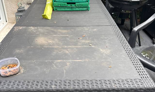 Mobilier table de jardins chaises et barbecue