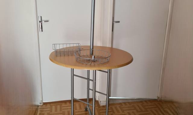 Mobilier table ronde avec poteau central et corbeilles suspendues