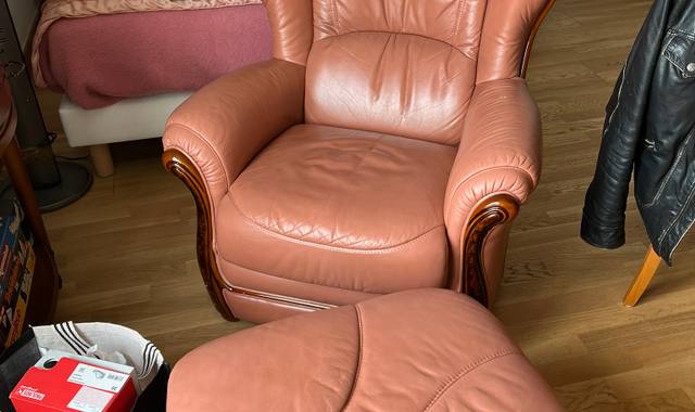 Mobilier fauteuil en cuir et son pouf