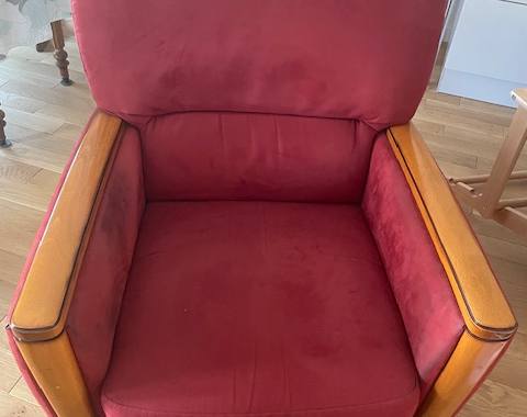Mobilier fauteuil de salon en très bon état en alcantara rouge. " Patiné " par le temps.