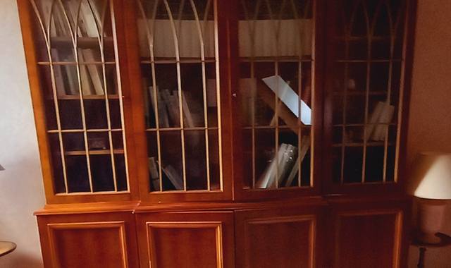 Mobilier nombreux meubles de qualité et  livres à enlever sur place: cause déménagement.