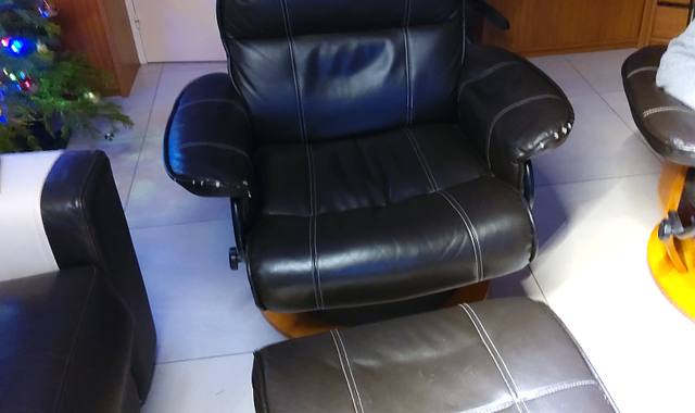 Mobilier 2 fauteuils de salon avec poufs repose pieds