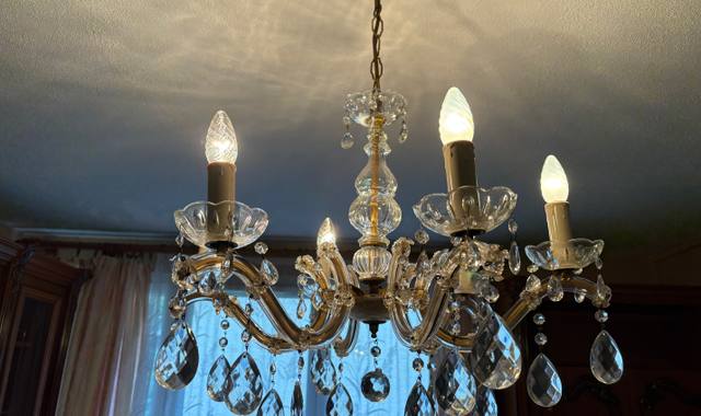 Mobilier 2 lustres type chandelles et verres