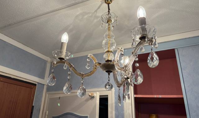 Mobilier 2 lustres type chandelier et verres.