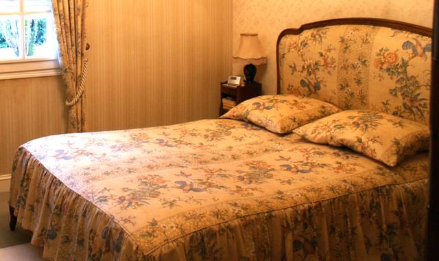 Mobilier cadre de lit en noyer 140x190 en très bon état