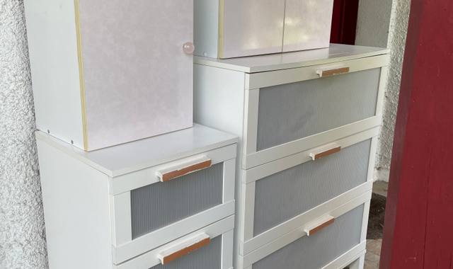 Mobilier 2 commodes et 2 meubles de salle de bain à accrocher