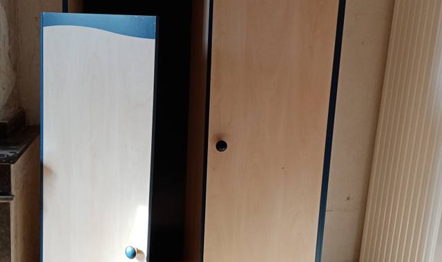 Mobilier armoire chambre enfant mélaminé bleu et frêne.