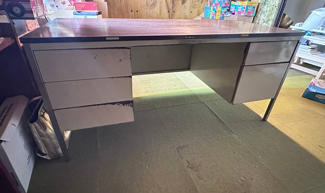 Mobilier bureau métal et plateau bois melaminé