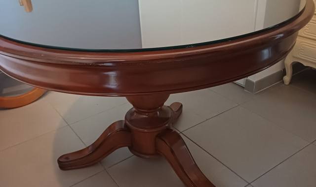 Mobilier une table ronde avec plateau en verre non fixe et 4 chaises assorties