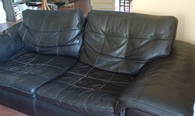 Mobilier divan en cuir noir.