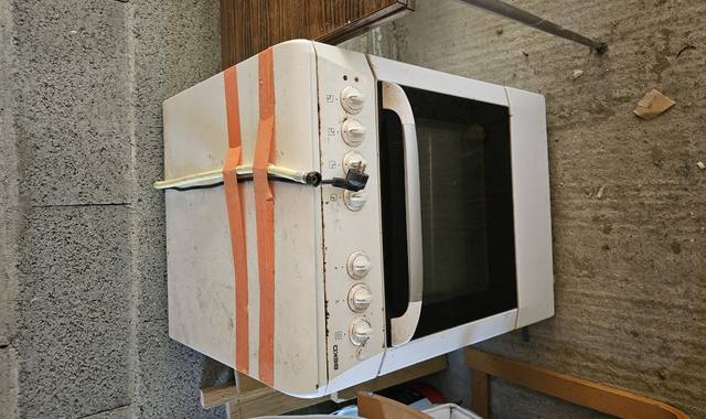 Mobilier mobilier et gazinière et ustensiles de cuisine