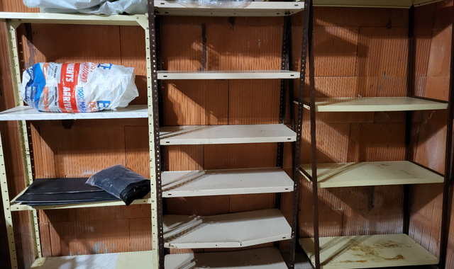 Mobilier lot de étagères métalliques