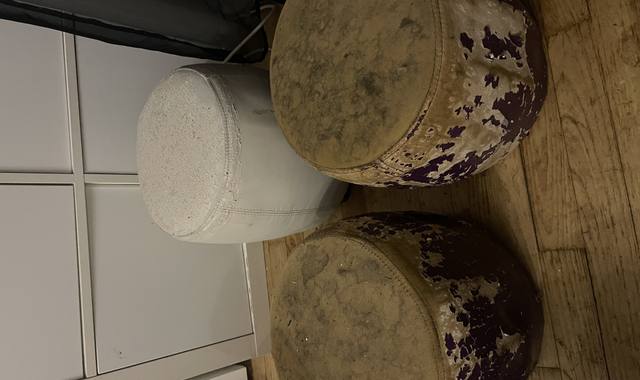 Mobilier petit pouf abîmé