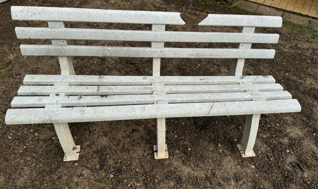 Mobilier vieux banc de jardin