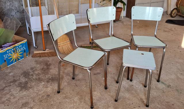 Mobilier 3 chaises en formica
