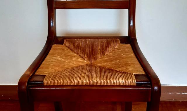 Mobilier 4 chaises en bois , assise en osier. Don une par une aussi possible.