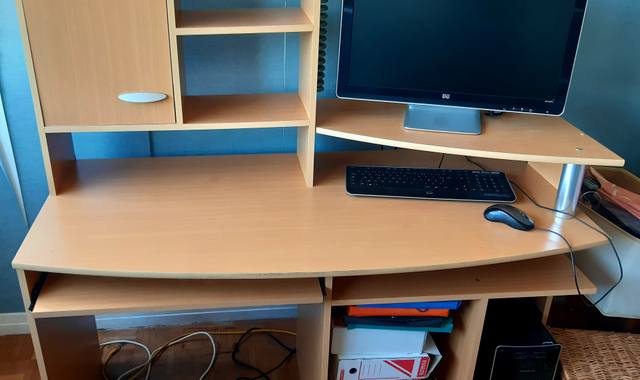 Mobilier bureau informatique.