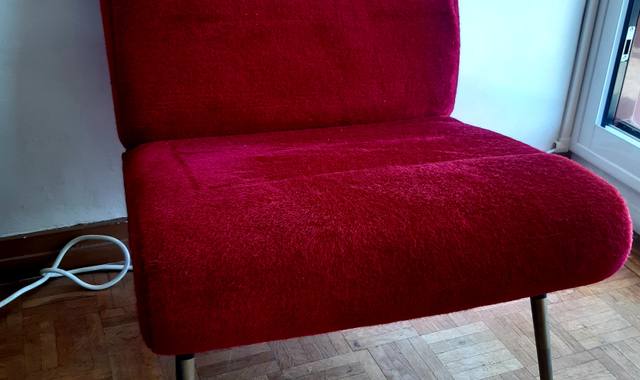 Mobilier un fauteuil rouge