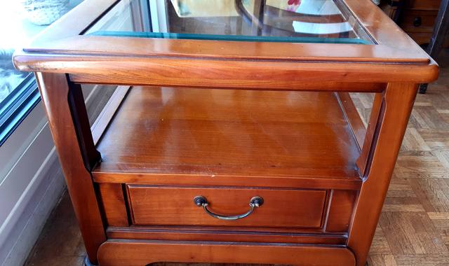 Mobilier table basse vitrée avec tiroirs