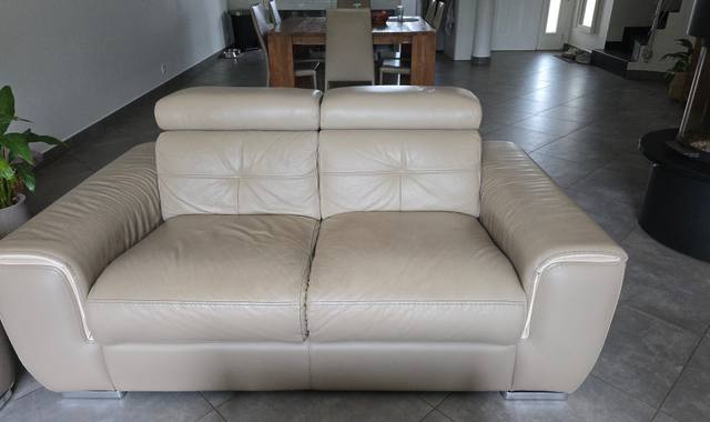 Mobilier canapé 2 places en cuir de couleur beige, bon état général