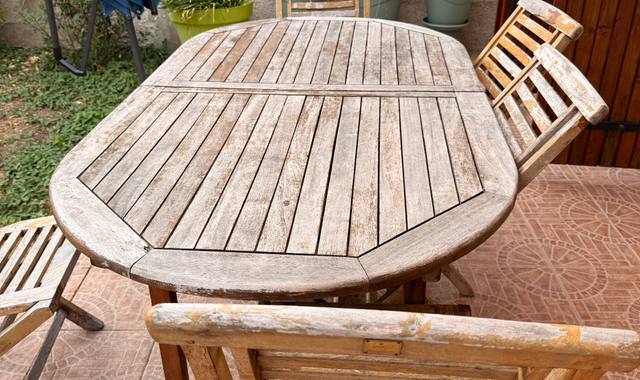 Mobilier table en bois massif en l’état (à rénover)