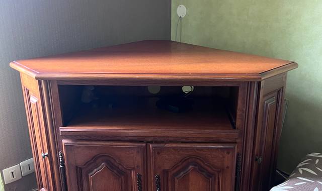 Mobilier un meuble Tv et Hi-fi d’angle en bois