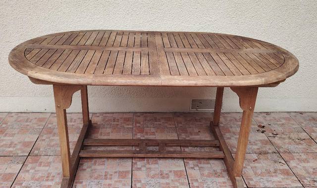Mobilier une table de jardin en bois