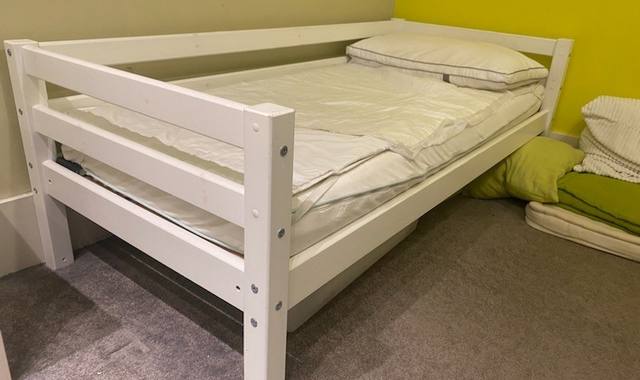 Mobilier donnons lit d'enfant 1m60