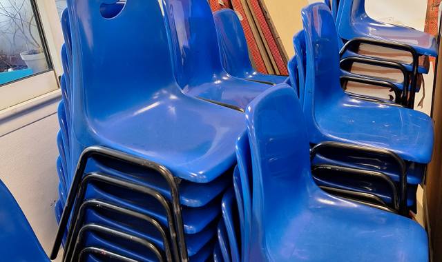 Mobilier chaises de classe