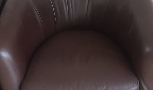 Mobilier paire de fauteuils cuir NATUZZI brun foncé