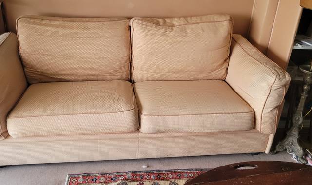 Mobilier canapé en tissu très bon état