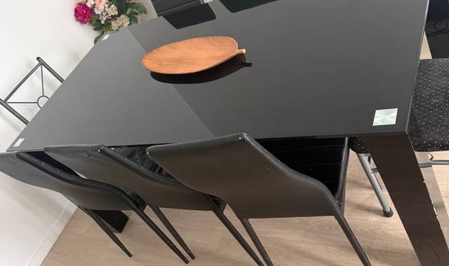 Mobilier table à manger et ses chaises