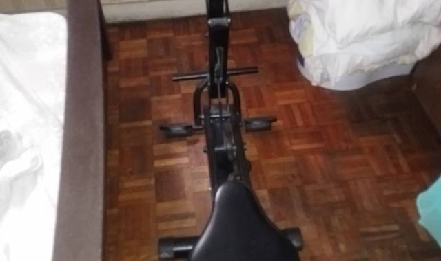 Mobilier lit une place et vélo dappartement