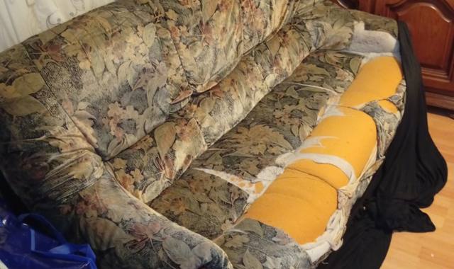 Mobilier canapé a retaper la structure et en parfait état