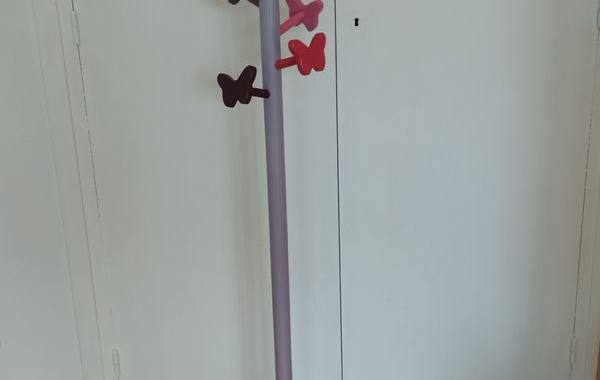 Mobilier porte manteau enfant violet composé de 4 patères "papillon" violettes et rose