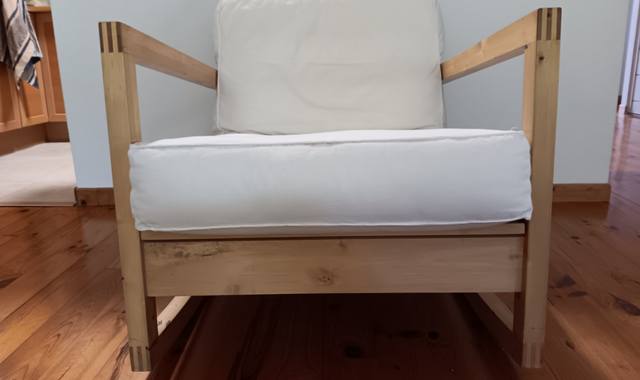 Mobilier un fauteuil IKEA